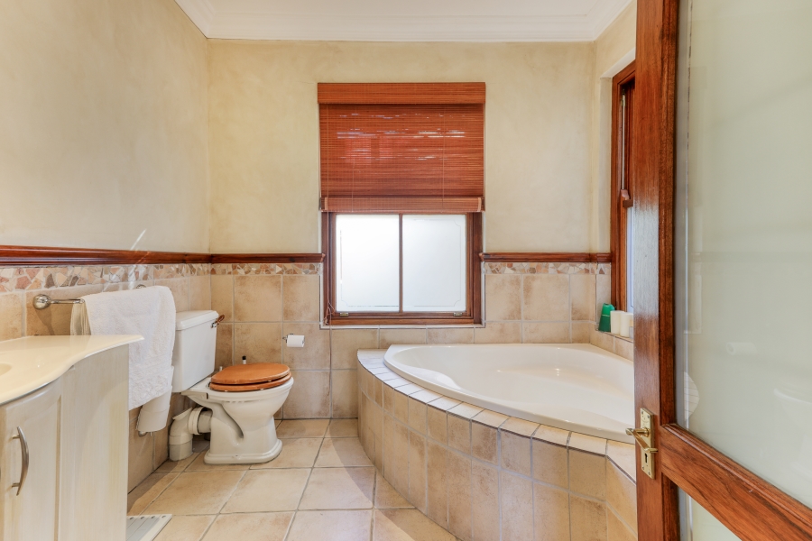 7 Bedroom Property for Sale in Zwaanswyk Western Cape